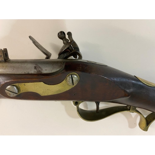 1 - AN EARLY 19TH CENTURY 'BAKER' TYPE RIFLE WITH ISSUE MARKS. A flintlock rifle with a 77cm rifled barr... 