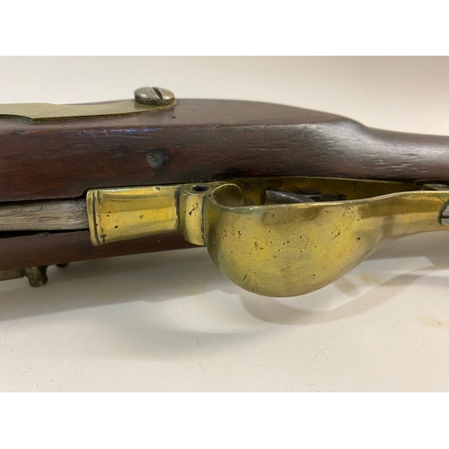 1 - AN EARLY 19TH CENTURY 'BAKER' TYPE RIFLE WITH ISSUE MARKS. A flintlock rifle with a 77cm rifled barr... 