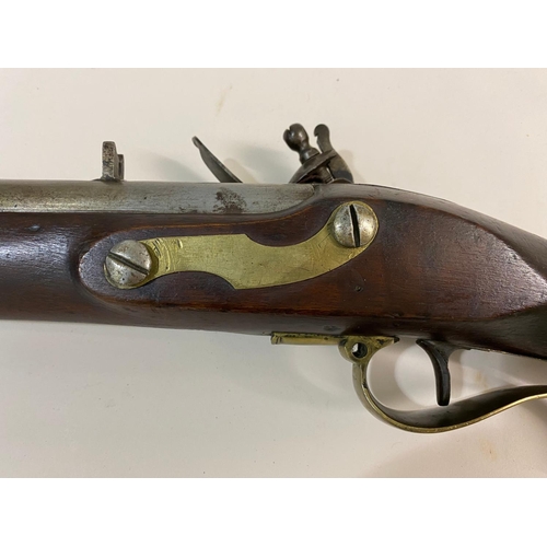 1 - AN EARLY 19TH CENTURY 'BAKER' TYPE RIFLE WITH ISSUE MARKS. A flintlock rifle with a 77cm rifled barr... 