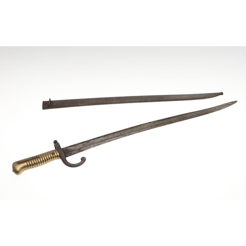 102 - A 19TH CENTURY FRENCH 1866 PATTERN 'CHASSEPOT' BYONET AND SCABBARD. With a 58cm blade with broad bac... 