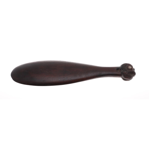 110 - A LATE 19TH/EARLY 20TH CENTURY MAORI WAR CLUB. A Maori Patu wood war club with broad flattened blade... 