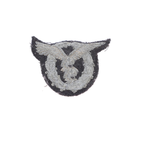 250 - A SECOND WORLD GERMAN LUFTWAFFE PILOT'S BADGE. A cloth type Officer's pilot's badge in silver bullio... 