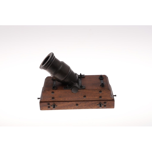 33 - A MODEL OF A 19TH CENTURY TEN OR THIRTEEN INCH MORTAR ON WOODEN BED. A finely manufactured model of ... 