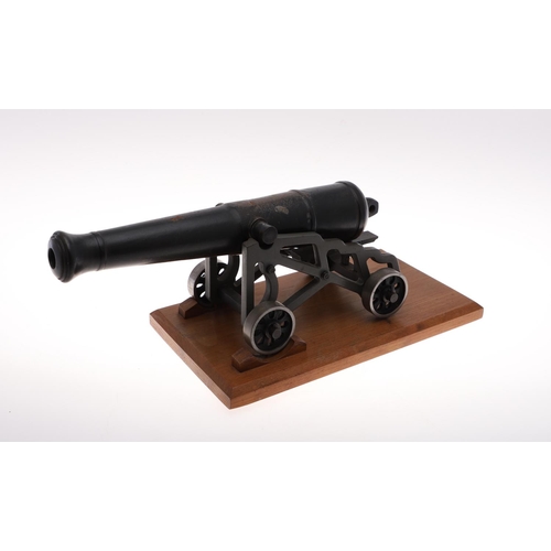 34 - A MODEL OF A NINETEENTH CENTURY 32 POUNDER CANNON. A finely manufactured model of a 19th century 32 ... 