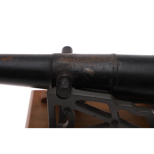 34 - A MODEL OF A NINETEENTH CENTURY 32 POUNDER CANNON. A finely manufactured model of a 19th century 32 ... 