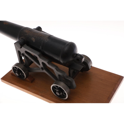 34 - A MODEL OF A NINETEENTH CENTURY 32 POUNDER CANNON. A finely manufactured model of a 19th century 32 ... 