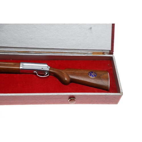 37 - A DECORATIVE MINIATURE RIFFLE IN PRESENTATION CASE. A well made miniature non-firing rifle with a 15... 