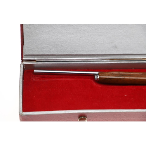 37 - A DECORATIVE MINIATURE RIFFLE IN PRESENTATION CASE. A well made miniature non-firing rifle with a 15... 