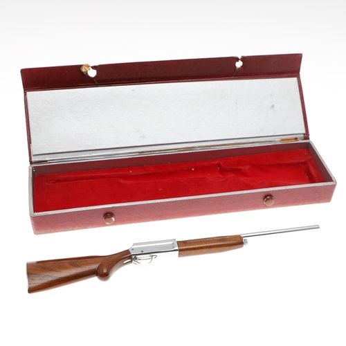 37 - A DECORATIVE MINIATURE RIFFLE IN PRESENTATION CASE. A well made miniature non-firing rifle with a 15... 