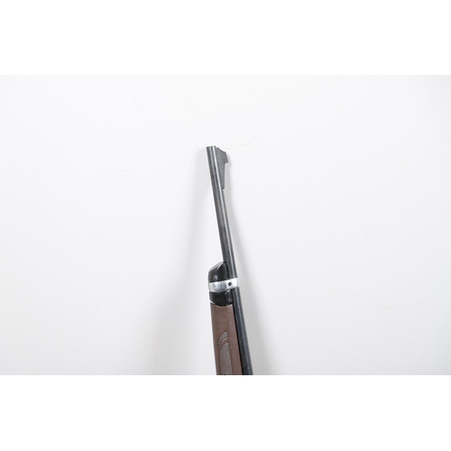 39 - A CROSSMAN 2200 MAGNUM AIR RIFLE. A Crossman 2200 Magnum model 2200 .22 pneumatic air rifle by Cross... 