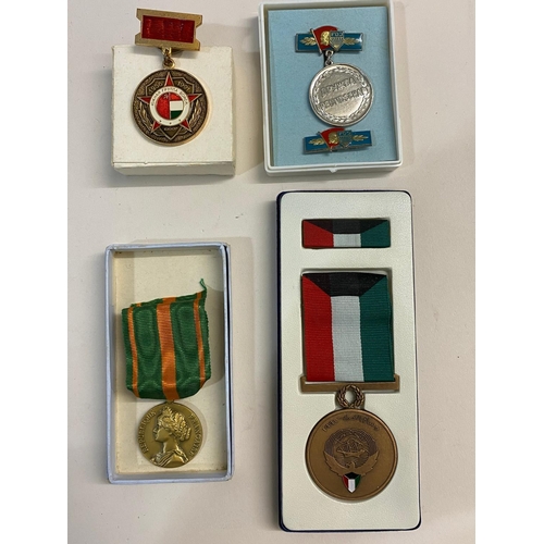 394 - A COLLECTION OF WORLD AND COPY MEDALS. A collection of Russian and Pakistan style medals, all in box... 