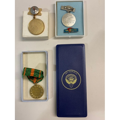 394 - A COLLECTION OF WORLD AND COPY MEDALS. A collection of Russian and Pakistan style medals, all in box... 