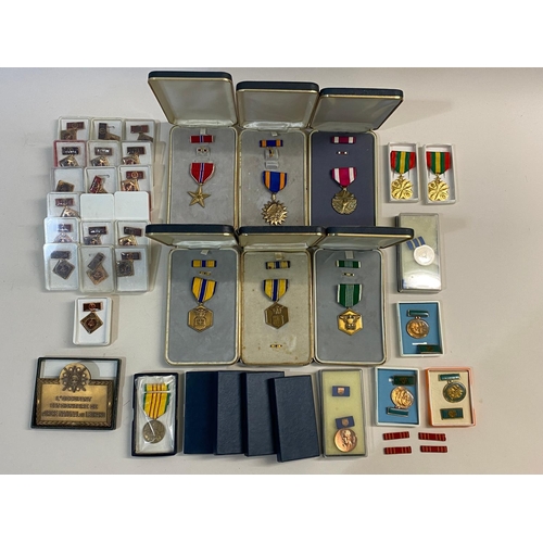 395 - A COLLECTION OF WORLD AND COPY MEDALS. A collection of World and copy medals to include examples fro... 