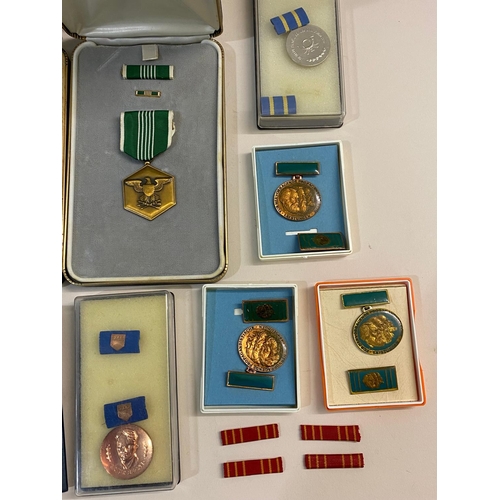 395 - A COLLECTION OF WORLD AND COPY MEDALS. A collection of World and copy medals to include examples fro... 