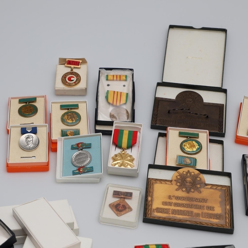 398 - A COLLECTION OF WORLD AND COPY MEDALS. A collection of varied World and copy medals to include examp... 