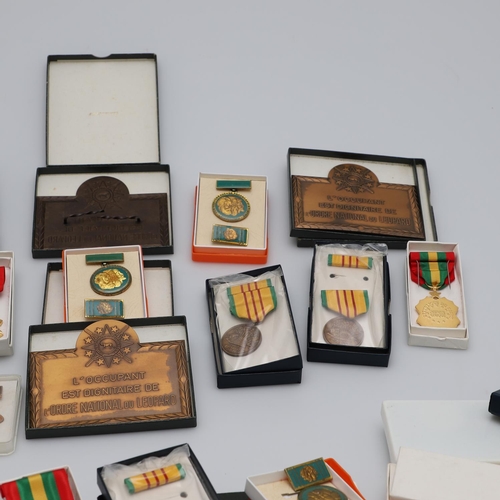 398 - A COLLECTION OF WORLD AND COPY MEDALS. A collection of varied World and copy medals to include examp... 