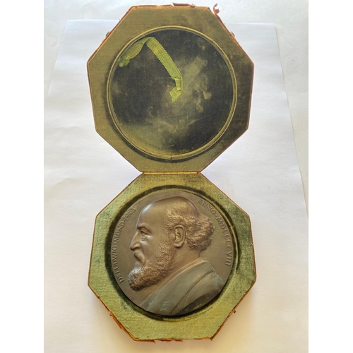 468 - A LARGE CASED LAUDATORY MEDAL FOR LUDWIG MOND. A large bronze medal commemorating the 70th birthday ... 