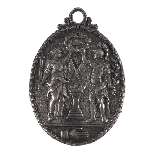 484 - AN EIGHTEENTH CENTURY SILVER BADGE 'HAND IN HAND'. An unusual unmarked silver badge with a male and ... 