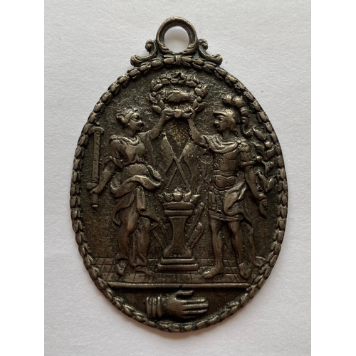 484 - AN EIGHTEENTH CENTURY SILVER BADGE 'HAND IN HAND'. An unusual unmarked silver badge with a male and ... 