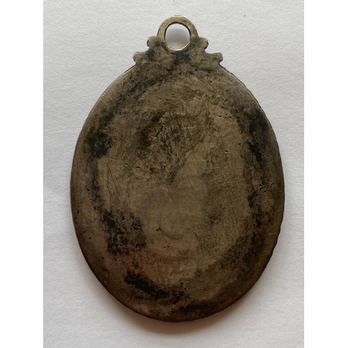 484 - AN EIGHTEENTH CENTURY SILVER BADGE 'HAND IN HAND'. An unusual unmarked silver badge with a male and ... 