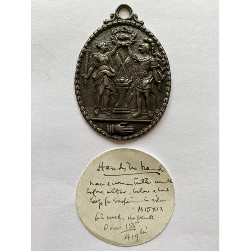 484 - AN EIGHTEENTH CENTURY SILVER BADGE 'HAND IN HAND'. An unusual unmarked silver badge with a male and ... 