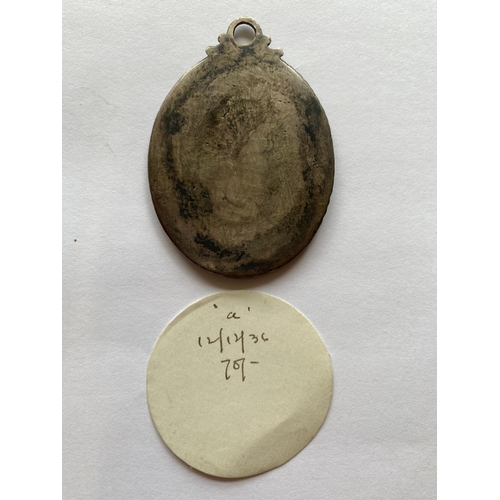 484 - AN EIGHTEENTH CENTURY SILVER BADGE 'HAND IN HAND'. An unusual unmarked silver badge with a male and ... 