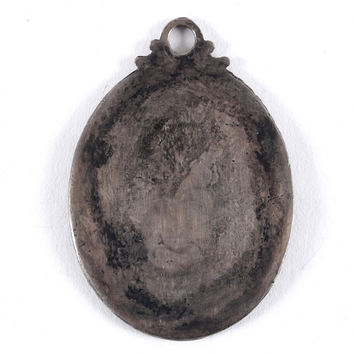 484 - AN EIGHTEENTH CENTURY SILVER BADGE 'HAND IN HAND'. An unusual unmarked silver badge with a male and ... 