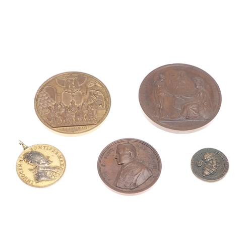 485 - A GILT BRONZE ECUMENICAL COUNCIL MEDAL AND FOUR OTHER RELIGIOUS MEDALS. A gilt Bronze Medal, The Pop... 