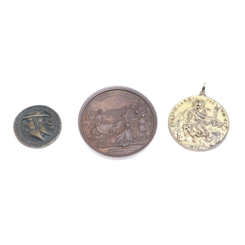 485 - A GILT BRONZE ECUMENICAL COUNCIL MEDAL AND FOUR OTHER RELIGIOUS MEDALS. A gilt Bronze Medal, The Pop... 