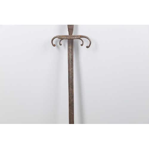 59 - A VICTORIAN 'CRAB CLAW' STYLE RAPIER. With a 96cm straight tapering blade with elaborate double 'cra... 