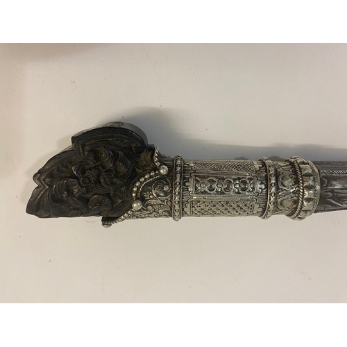 77 - A 19TH CENTURY INDONESIAN 'PERANG' OR 'PARANG' SHORT SWORD. A  19th Century Indonesian 'Perang Latok... 