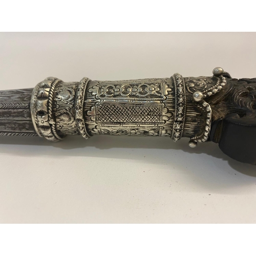 77 - A 19TH CENTURY INDONESIAN 'PERANG' OR 'PARANG' SHORT SWORD. A  19th Century Indonesian 'Perang Latok... 