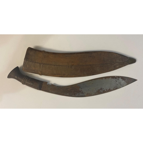 82 - A FIRST WORLD WAR KUKRI AND SCABBARD. A Kukri of traditional design, the 34cm blade stamped 1915, wi... 