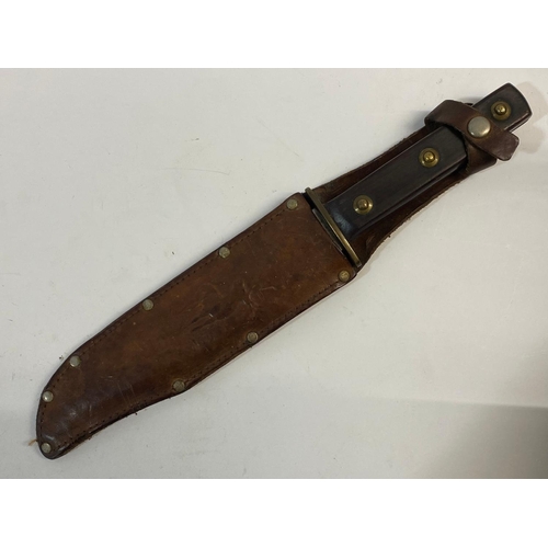 83 - A GERMAN BOWIE KNIFE AND SHEATH. A large German Bowie Knife with an 18cm shaped blade with bowie poi... 