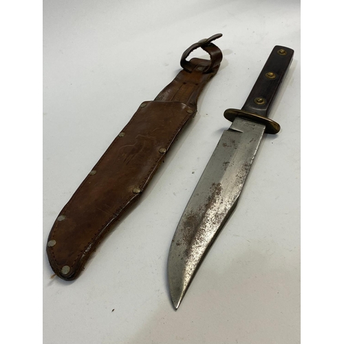 83 - A GERMAN BOWIE KNIFE AND SHEATH. A large German Bowie Knife with an 18cm shaped blade with bowie poi... 