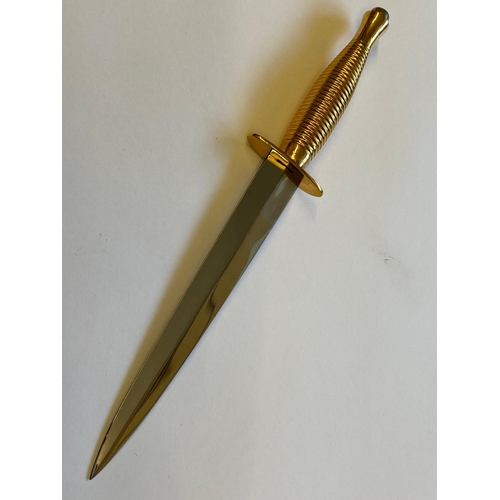 88 - A 50th ANNIVERSARY FAIRBAIRN SYKES DAGGER IN CASE. A Fairbairn Sykes style dagger with a 17.5cm doub... 