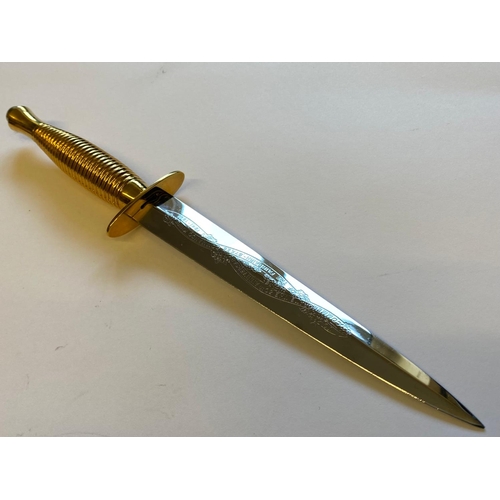 88 - A 50th ANNIVERSARY FAIRBAIRN SYKES DAGGER IN CASE. A Fairbairn Sykes style dagger with a 17.5cm doub... 