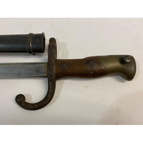 98 - A 19TH CENTURY FRENCH 'CHASSEPOT' BAYONET AND SCABBARD. A French bayonet and scabbard with a flat ba... 