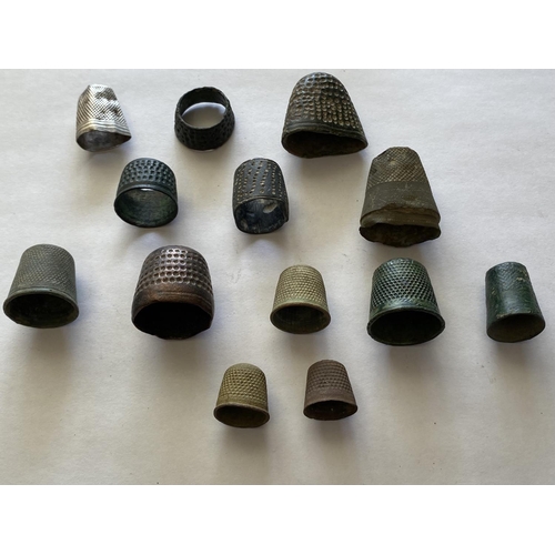 532 - A COLLECTION OF MEDIEVAL AND LATER METAL DETECTING FINDS TO INCLUDE STRAP MOUNTS AND A SEAL MATRIX. ... 