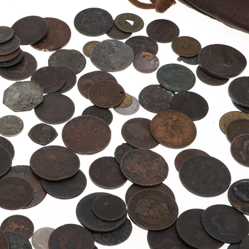 622 - A COLLECTION OF 17TH CENTURY AND LATER MIXED COINS. A mixed collection of 17th century and later cop... 