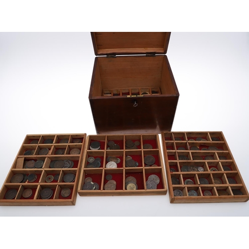 685 - A VICTORIAN COLLECTORS BOX OF GB AND WORLD COINS. A Victorian collectors box with rising lid with ce... 