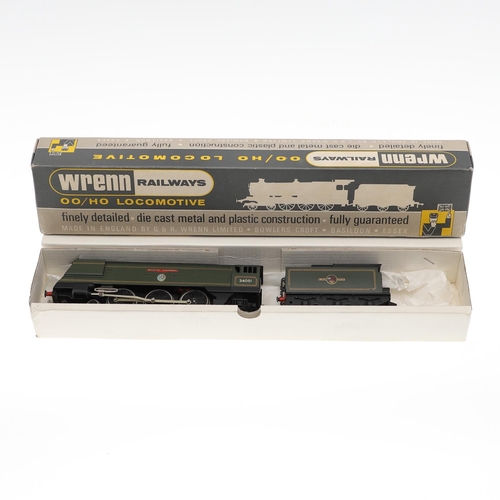 636 - WRENN BOXED LOCOMOTIVE - WINSTON CHURCHILL. A boxed W2265 Winston Churchill, 34051 4-6-2 locomotive ... 