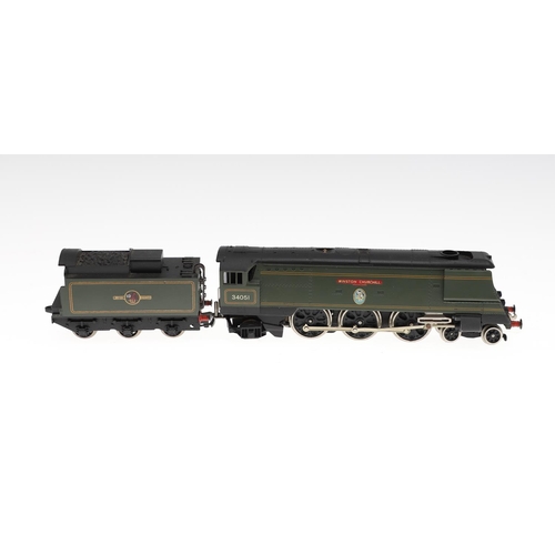 636 - WRENN BOXED LOCOMOTIVE - WINSTON CHURCHILL. A boxed W2265 Winston Churchill, 34051 4-6-2 locomotive ... 