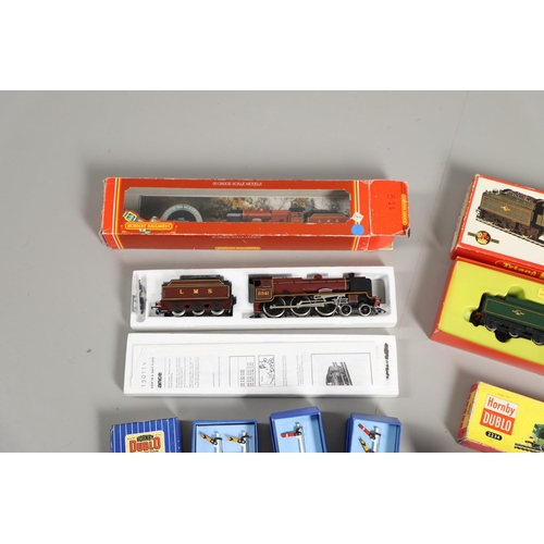 638 - HORNBY DUBLO BOXED LOCOMOTIVE & OTHER ITEMS. A mixed lot including a Hornby Dublo 2224 LMR loco and ... 