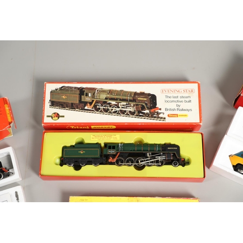 638 - HORNBY DUBLO BOXED LOCOMOTIVE & OTHER ITEMS. A mixed lot including a Hornby Dublo 2224 LMR loco and ... 