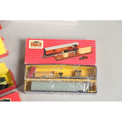 638 - HORNBY DUBLO BOXED LOCOMOTIVE & OTHER ITEMS. A mixed lot including a Hornby Dublo 2224 LMR loco and ... 