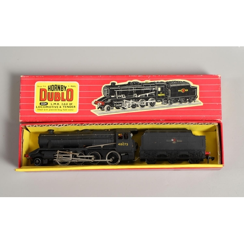 638 - HORNBY DUBLO BOXED LOCOMOTIVE & OTHER ITEMS. A mixed lot including a Hornby Dublo 2224 LMR loco and ... 