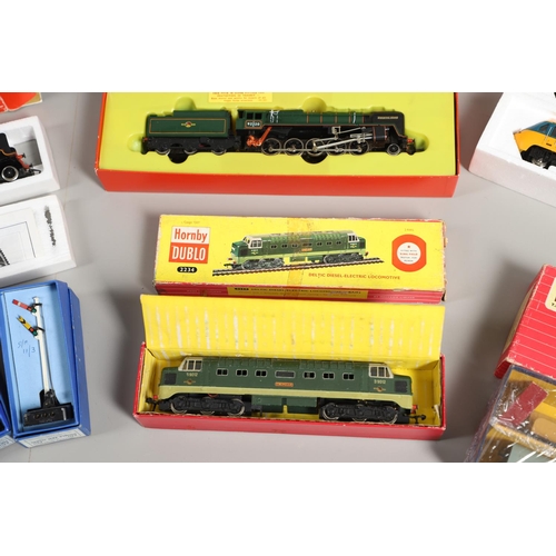 638 - HORNBY DUBLO BOXED LOCOMOTIVE & OTHER ITEMS. A mixed lot including a Hornby Dublo 2224 LMR loco and ... 