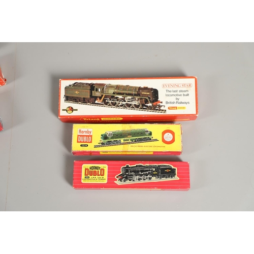 638 - HORNBY DUBLO BOXED LOCOMOTIVE & OTHER ITEMS. A mixed lot including a Hornby Dublo 2224 LMR loco and ... 