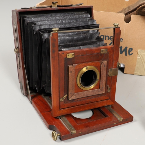 663 - ENGLISH PLATE CAMERA ' THE DUCHESS' & ACCESSORIES. Made by Houghtons, a large mahogany plate camera ... 